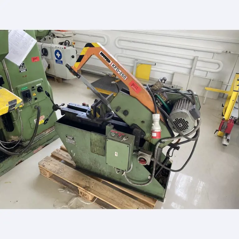 Kovoobrábecí stroje a pracovní obuv-1